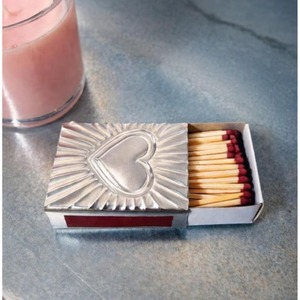 Boîte d'allumettes vintage en aluminium avec motif cœur en relief, allumettes de sécurité pour allumer les bougies - Product Image 1