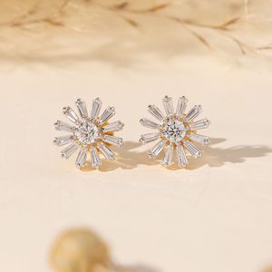Boucles d'oreilles clous en diamant de laboratoire motif soleil, boucles d'oreilles étoile en diamant baguette, clous dorés imposants, bijoux de mariage, cadeau - Product Image 1