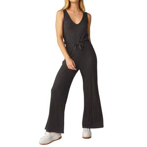 จั๊มสูทผู้หญิงสีดำแบบร่อง ผ้าริบ ไร้แขน คอวี ขากว้าง ทรงหลวม รัดเอวได้ ชุดออกกำลังกาย ผลิตแบบ OEM ขายส่งจากโรงงาน - Product Image 1