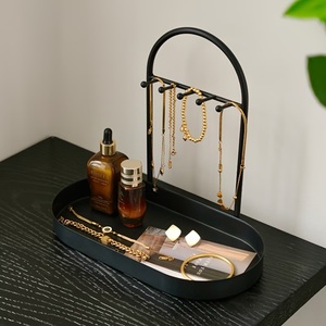 ที่วางเครื่องประดับทรงโค้งทันสมัย พร้อมถาดเก็บสร้อยข้อมือ ป้องกันการพันกัน ที่เก็บสร้อยคอ ประหยัดพื้นที่ สำหรับจัดแสดงบนโต๊ะเครื่องแป้ง - Product Image 2