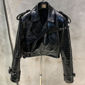 Blouson moto en cuir véritable noir pour femme avec épaulettes et fermeture à ceinture, coupe classique, style automne - Product Image 3