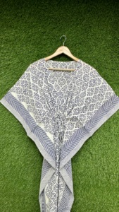 Robe longue kaftan bleue et blanche pour femme, imprimé ethnique, kaftan fluide à manches larges, coupe ample, idéale pour les vacances à la plage ou les centres de villégiature - Product Image 3