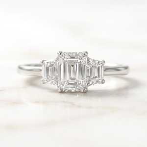 Bague en diamant de laboratoire taille émeraude, trois pierres, en platine, pour fiançailles, bijoux de mariée, cadeau d'anniversaire pour elle, bague unique - Product Image 1