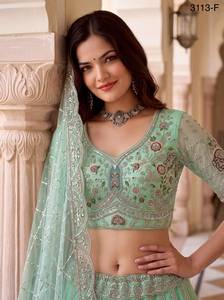 Lehenga Choli en filet de qualité supérieure pour femmes avec motifs en cristal faits à la main, patchwork, broderie multi-fils et Zari, dupatta en filet doux. - Product Image 4