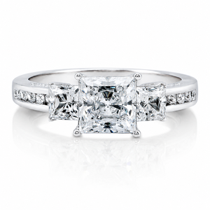 Anillo de compromiso con diamante de corte princesa de 0.60 quilates |   Engaste de Oro Blanco con Puntas |   Joyería Fina Nupcial con Tres Piedras Incrustadas para Mujer - Product Image 1