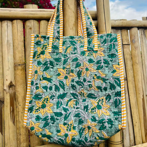 Bolso tote acolchado de algodón, hecho a mano en India, lavable, con cierre de cremallera, bolso de compras para mujer, bolsos de hombro para damas de la India. - Product Image 1