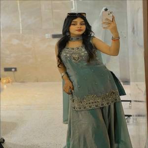 ชุดสูทชาราร่าผ้าไหมปักลายสองสีแบบหนา ดีไซน์เนอร์แบรนด์ VASTRA COTTAGE พร้อมผ้าคลุมไหล่เย็บสำเร็จเต็มตัว เหมาะสำหรับงานเทศกาล - Product Image 5