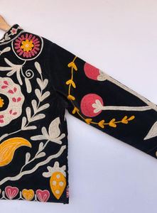 Veste en velours unisexe grise avec broderie Suzani, motif floral vintage bohème chic, boutonnée, idéale pour l'hiver - Product Image 3