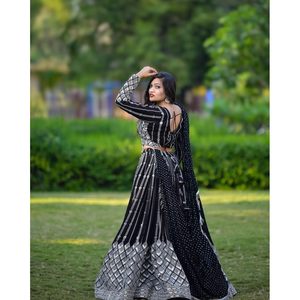 ATTRACTIVE GEORGETTE FIL À BRODER ZARI TRAVAIL LEHENAG CHOLI AVEC DUPATTA NOIR - Product Image 4