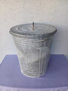 <b>Large</b> galvanized steel waste <b>bin</b> in a rustic, industrial style, with a lid, decorative. - Product Image 6