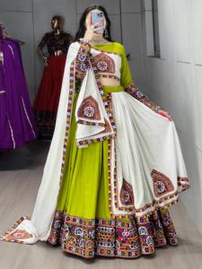 Conjunto de Lehenga Choli Tradicional de Rayón y Algodón para Mujer al por Mayor con Falda de 6 Metros y Trabajo de Espejos, Ideal para Festivales y Bodas - Product Image 4