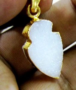 Colgante de punta de flecha con piedra drusa blanca natural, amuleto chapado en oro. - Product Image 5