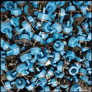 Goutteur Compensateur de Pression 4L 8L 14L en Polypropylène Noir pour Micro-Irrigation Agricole et de Jardin - Product Image 1