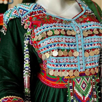 Robe ethnique afghane Kuchi pour filles, en mousseline de soie, manches longues, couleurs et tailles personnalisées, broderie artisanale, style artistique.