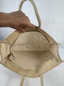 Sac fourre-tout en jute beige naturel avec fermeture à glissière, sac de courses réutilisable et écologique avec poignées en tissu résistant - Product Image 4