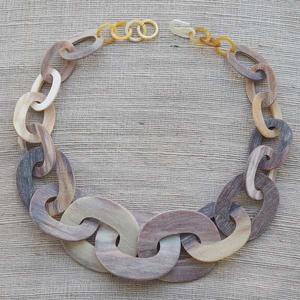 Collier en corne naturelle écologique fait main pour femme, cadeau d'affaires, design brut, artisanal - Product Image 2