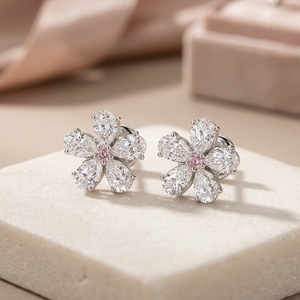 Pendientes de Flor con Diamantes Blancos y Rosados en Oro Blanco - Diseño Floral con Racimo de Pétalos en Forma de Pera, Regalo para Mujer - Product Image 1