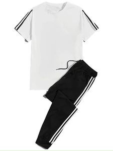 Conjunto Deportivo Informal de Verano para Hombre, Camiseta Blanca de Manga Corta con Rayas Negras y Pantalones Deportivos Negros - Product Image 2
