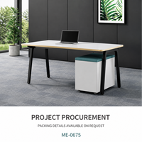 Bureau de direction rectangulaire moderne avec rangement, plateau blanc, bordure en bois et pieds noirs inclinés pour projets de bureau