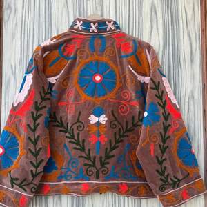 Veste d'hiver Suzani |   Manteau court en velours pour invité de mariage |   Cadeau de fête brodé à la main - Product Image 6