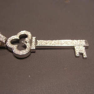 Collar con colgante de llave de lujo con diamantes de moissanita y cristales, estilo hip hop, regalo de joyería de moda para mujeres y hombres - Product Image 2