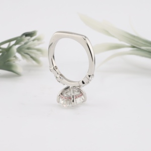 Anillo de Compromiso de Lujo en Oro Blanco con Diamante Ovalado Cultivado en Laboratorio, Halo Oculto Clásico y Piedras Laterales Marquise, Regalo de Aniversario de Bodas - Product Image 3