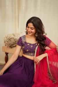Lehenga Choli en soie Georgette traditionnel indien, conçu par des artisans, avec des paillettes et des broderies Zari, pour tenue de mariage, vêtements de cérémonie pour femmes. - Product Image 4