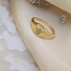 Anillo con Sello de Abeja, Anillo Grabado con Abeja en Oro de 14K, Anillos Minimalistas y Delicados, Regalos para Amantes de las Abejas, Anillo Grabable, Anillo de Abeja en Plata de Ley - Product Image 3