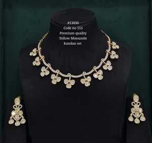 Collier de créateur floral 13030, boucles d'oreilles goutte d'eau, plaqué or, moissanite jaune, Kundan, zircone cubique pour mariage et fête - Product Image 1