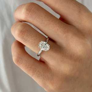 Bague solitaire ovale en diamant de laboratoire de 1,5 carat à 4 griffes, bague de fiançailles minimaliste en or blanc, certifiée IGI - Product Image 4