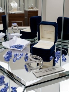 Bague de fiançailles chrétienne en or massif 18 carats avec tanzanite naturelle, sertie à griffes, délicate et luxueuse, pour mariée et occasions spéciales - Product Image 2