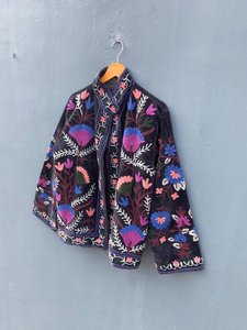 Chaqueta de terciopelo negro bordada floral para mujer con cuello alto y manga farol, abrigo con cremallera para mujer con manga farol y cuello alto - Product Image 4