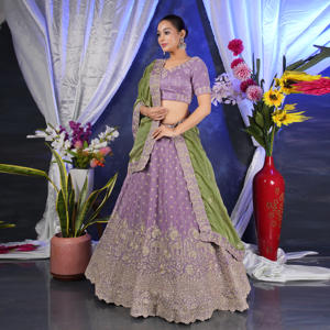 Lehenga Choli à texture mousse |   Motifs élaborés en fil d'or |   Bordure festonnée décorative |   Ensemble élégant de dupatta bicolore - Product Image 3