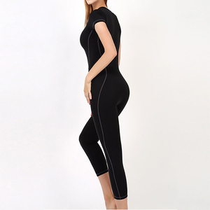 Mono de yoga negro sin costuras para mujer, cuello en V, manga corta, cintura alta, largo hasta la pantorrilla, elástico en cuatro direcciones, cremallera frontal, spandex, poliéster - Product Image 3