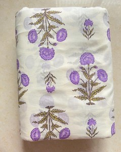 Tela de Algodón Estampada a Mano con Diseño Floral Blanco y Morado, Estilo Jaipur Sanganeri, Material Suave para Vestidos, Textil para Prendas de Vestir, Venta al Por Mayor - Product Image 1