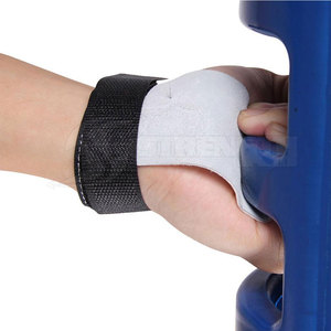 Agarraderas de gimnasia con diseño de muñequera ajustable, diseñadas para barras de dominadas y entrenamientos diarios en el gimnasio. - Product Image 5