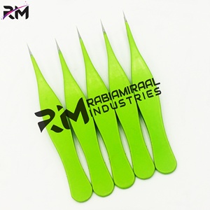 Pinzas para Cejas con Punta Inclinada de Diseño Personalizado, Producto en Tendencia RMI, Acero Inoxidable con Recubrimiento de Color Verde Polvo - Product Image 2