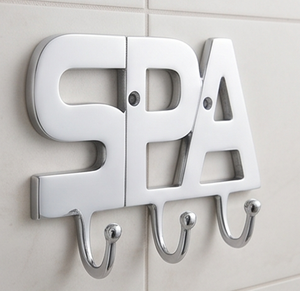 Porte-manteau mural Premium Spa en métal à 3 crochets, design moderne, finition argentée, pour rangement de serviettes et manteaux dans la salle de bain - Product Image 1