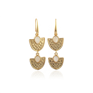 Pendientes de gancho con piedra lunar blanca doble tallada en forma de rombo, de latón macizo chapado en oro de 18k, joyería de moda al por mayor, pendientes de diseñador. - Product Image 1