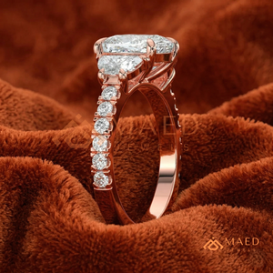 แหวนแต่งงานเพชรทรงคุชชั่นทองคำโรสโกลด์ 14K แบบคลาสสิก ประดับเพชรสามเม็ด พร้อมก้านแหวนขัดเงาสำหรับผู้หญิง - Product Image 2