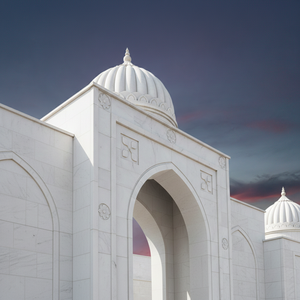 Monument en marbre blanc avec arche en dôme et façade - Product Image 2