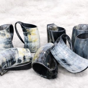 Chopes en corne avec couvercle et intérieur lisse, écologiques, assurant une expérience de dégustation confortable pour les amateurs de bière, de bière artisanale, de cidre et de miad. - Product Image 3