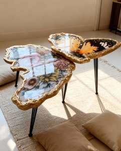 Table d'appoint design moderne en résine époxy faite à la main, motif papillon, avec pieds en forme d'épingle à cheveux noirs - Product Image 1