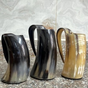 Chopes en corne avec couvercle et intérieur lisse, écologiques, assurant une expérience de dégustation confortable pour les amateurs de bière, de bière artisanale, de cidre et de miad. - Product Image 1