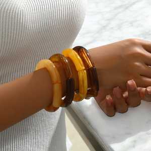 Bracelet élastique transparent en résine tendance pour femme, idéal pour les soirées, à prix raisonnable par Universal Overseas - Product Image 2