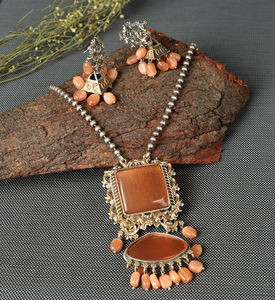 Conjunto de Collar y Pendientes de Plata Oxidada Bañada en Oro con Cristales de Estrás y Engaste de Bisel Estilo Bohemio Vintage para Boda - Product Image 4