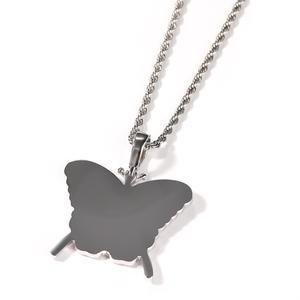 Pendentif photo papillon couleur or avec accent en diamant de laboratoire, collier personnalisé avec image, bijou commémoratif - Product Image 2