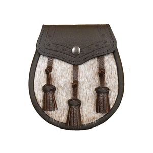 Sporran écossais traditionnel avec fourrure grise et rabats et pompons en cuir noir - Product Image 3