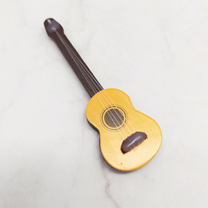 Mini guitarra de madera, instrumento de juguete tallado con temática musical, decoración, accesorio para casa de muñecas, regalo de recuerdo para mayores de 14 años - Product Image 1
