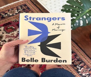 Strangers, una memoaria sobre el <span class=keywords><strong>matrimonio</strong></span> <span class=keywords><strong>de</strong></span> Belle Burde, libro <span class=keywords><strong>de</strong></span> historia personal emocional y sobre relaciones, no ficción literaria para mujeres - Product Image 1